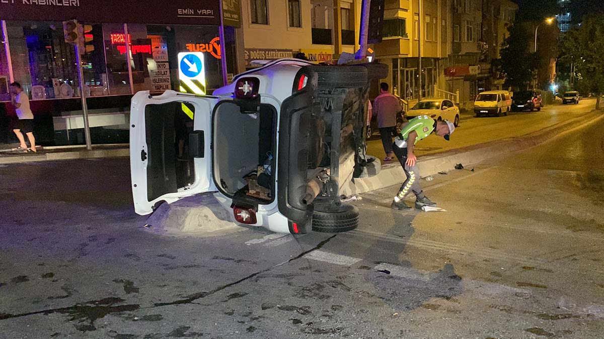 Ümraniye'de iki otomobil çarpıştı; 2 yaralı