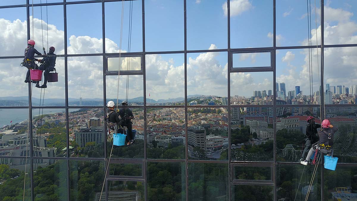 İple erişim teknisyenlerinin zorlu mesaisi