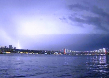 Şimşekler geceyi aydınlattı