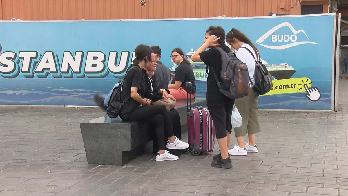 İstanbullu şemsiyeleriyle evden çıktı