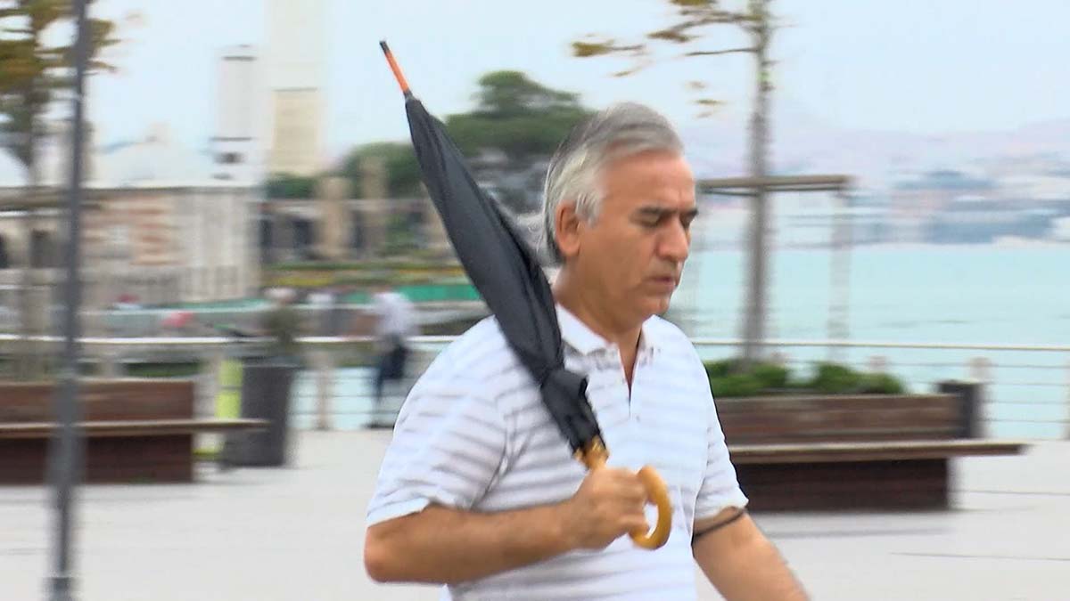 İstanbullu şemsiyeleriyle evden çıktı