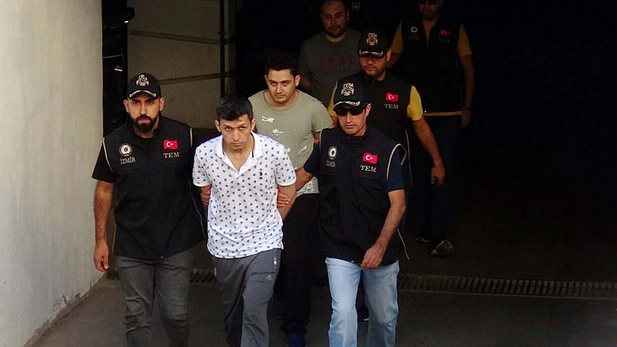 3 üsteğmen sahte kimliklerle 'gaybubet evinde' yakalandı