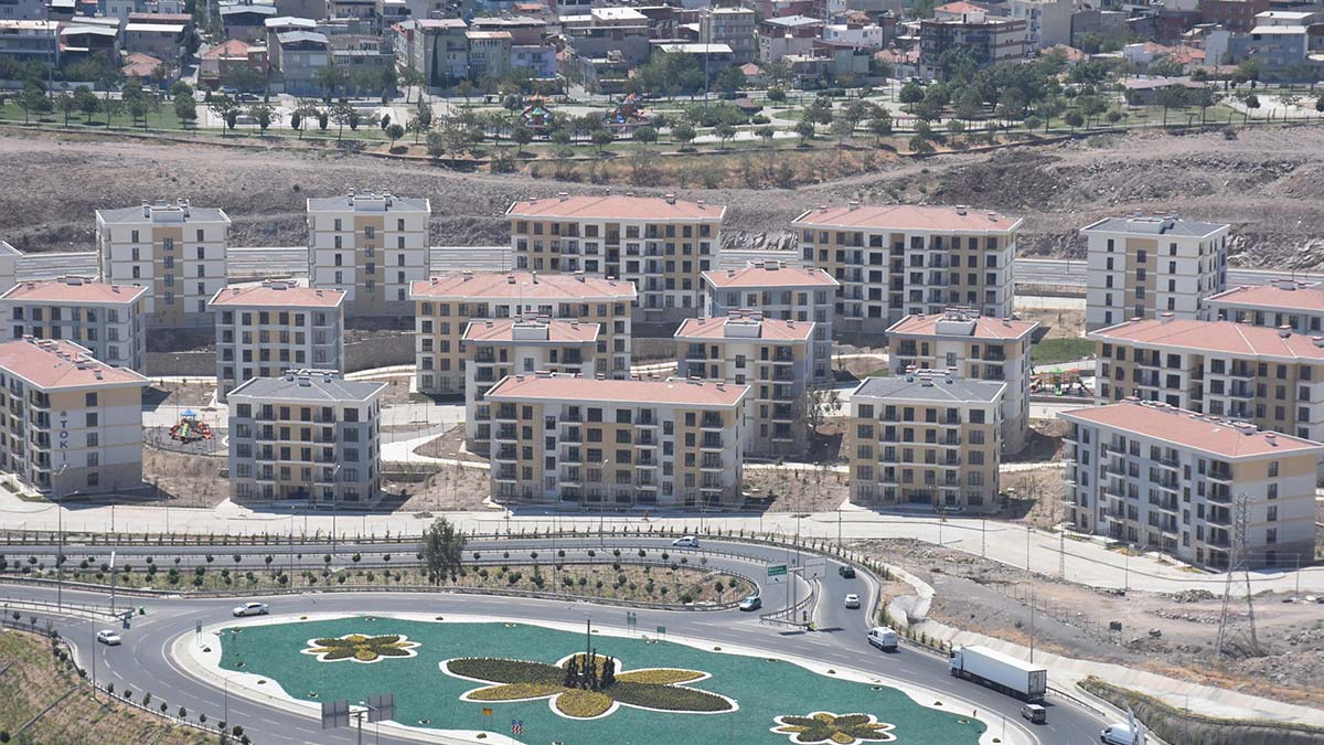 Deprem konutlarının tamamı 10 günde teslim edilecek