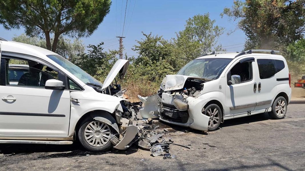 Tire'de 2 hafif ticari araç çarpıştı; 10 yaralı