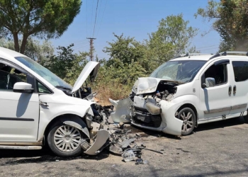Tire'de 2 hafif ticari araç çarpıştı; 10 yaralı