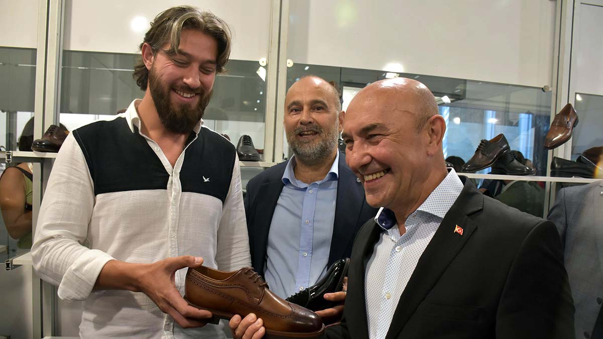 SHOEXPO Ayakkabı ve Çanta Fuarı, Fuarİzmir'de 49'uncu kez kapılarını açtı. Shoexpo ayakkabı üreticilerini aynı çatı altında buluşturmayı hedefliyor.