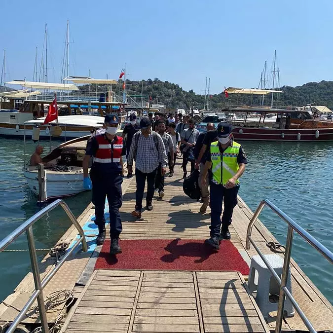 Antalya'nın demre ilçesindeki yapılaşmanın yasak olduğu, yerleşim bulunmayan kekova adası'nda 160 kaçak göçmen yakalandı. Göçmenlerin avrupa diye kekova'ya bırakıldıkları ortaya çıktı.