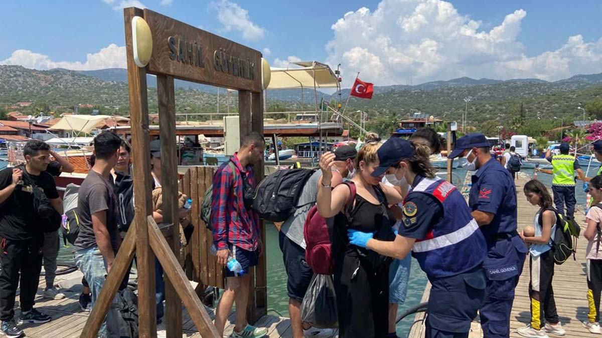 Göçmenler Avrupa diye Kekova'ya bırakıldı