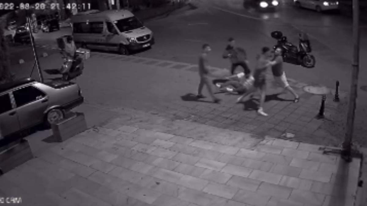 Kadıköy'de yan baktın kavgası kanlı bitti