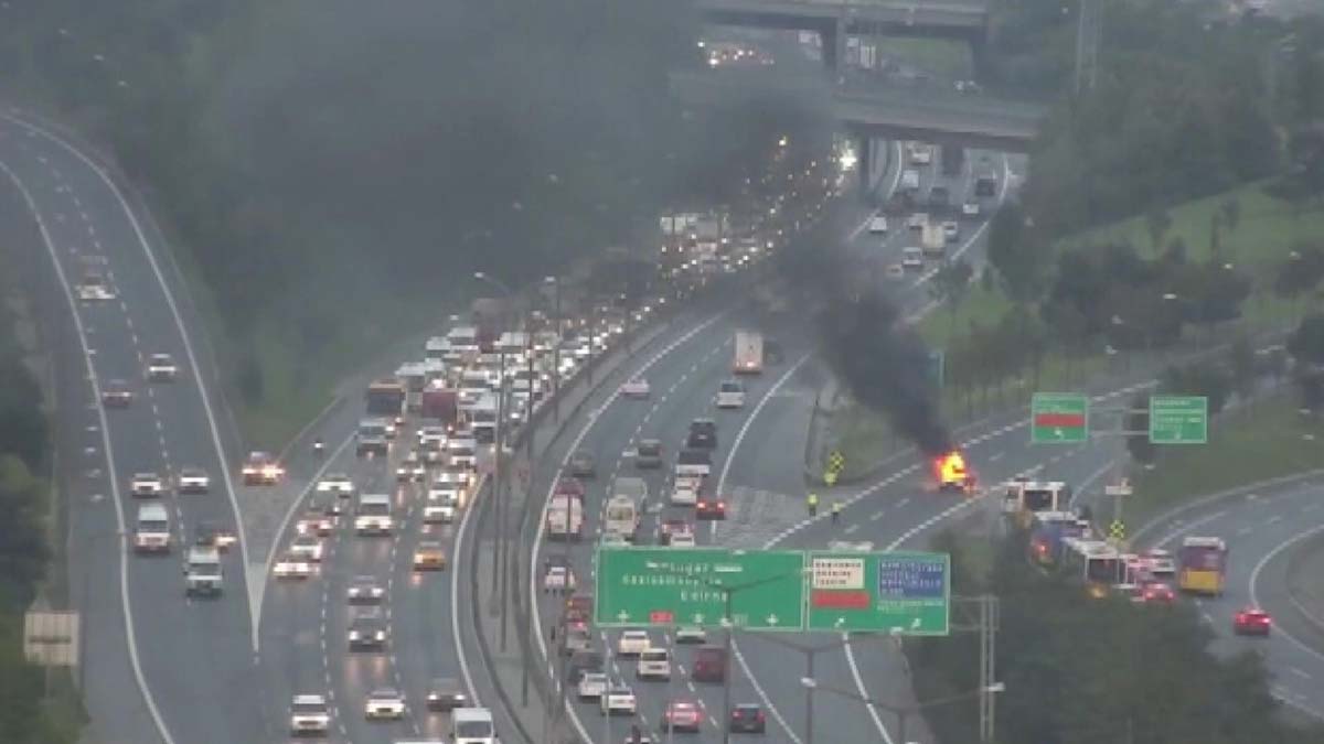 Kağıthane'de minibüs otomobile çarptı; otomobil alev aldı