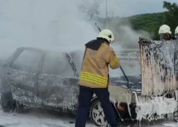 Kağıthane'de minibüs otomobile çarptı; otomobil alev aldı