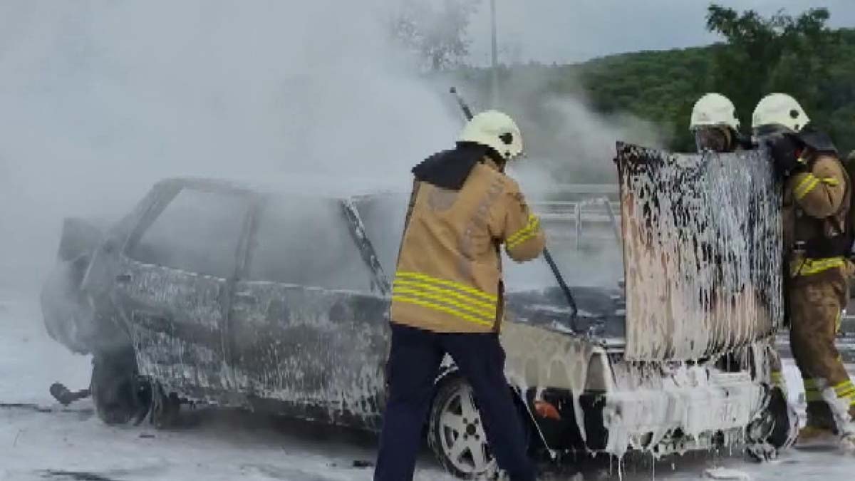 Kağıthane'de minibüs otomobile çarptı; otomobil alev aldı