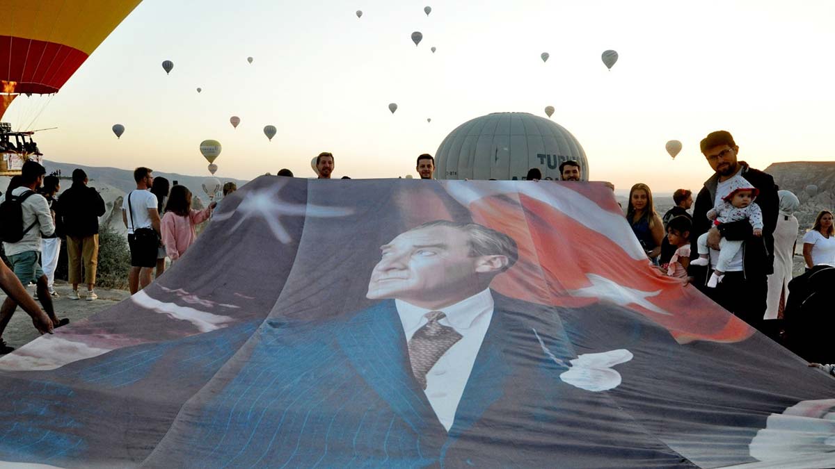 Balonlar Türk bayrakları ve Atatürk posterleriyle havalandı