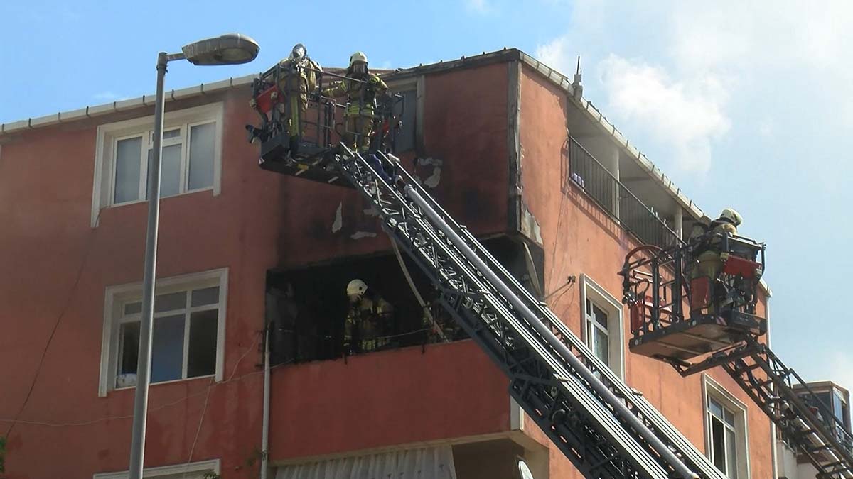 Kartal'da yangın çıkan dairede kombide patlama meydana geldi, 4 katlı binanın 3’üncü katındaki dairede çıkan yangından 1'i çocuk 4 kişi dumandan etkilendi.  