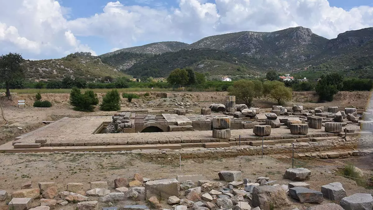 İzmir'in menderes ilçesinde, 'dünyanın en eski kehanet merkezi' olarak adlandırılan klaros'un kullanım süresinin, bilinenden çok daha uzun olduğu tespit edildi.