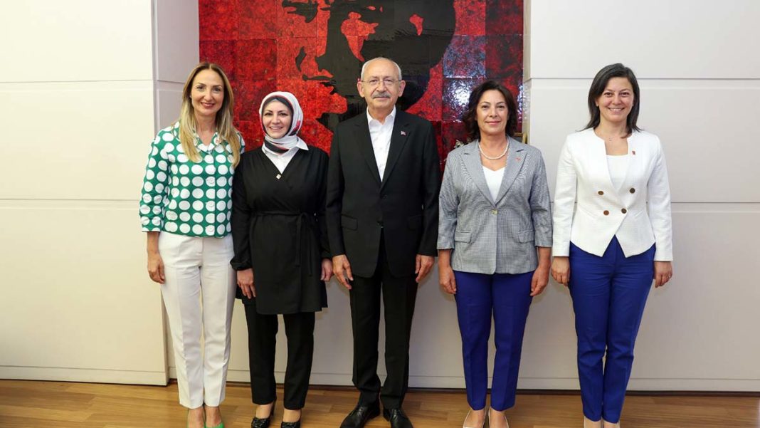 Kılıçdaroğlu partisinin 90 bininci kadın üyesine rozet taktı