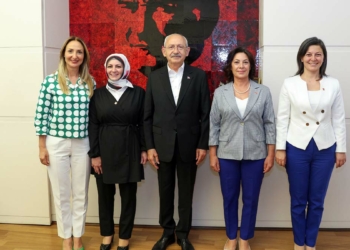 Kılıçdaroğlu partisinin 90 bininci kadın üyesine rozet taktı