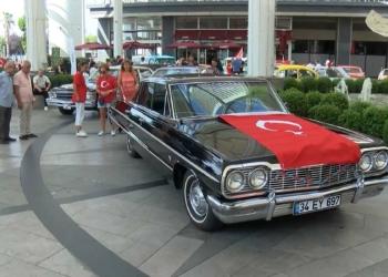 Zafer Bayramı klasik araçlardan oluşan konvoyla kutlandı