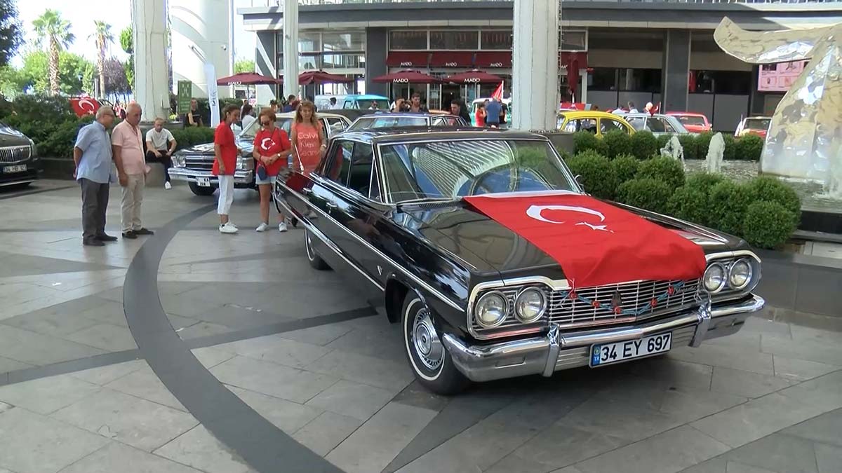 Zafer Bayramı klasik araçlardan oluşan konvoyla kutlandı