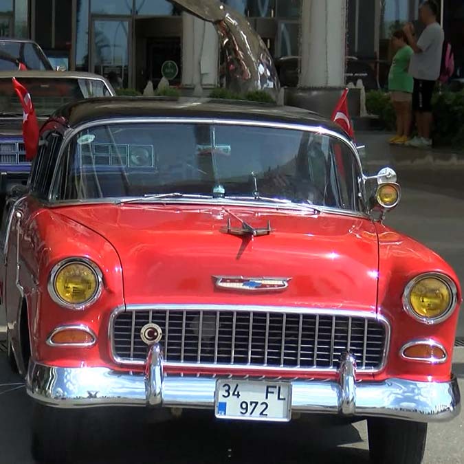 Zafer Bayramı klasik araçlardan oluşan konvoyla kutlandı