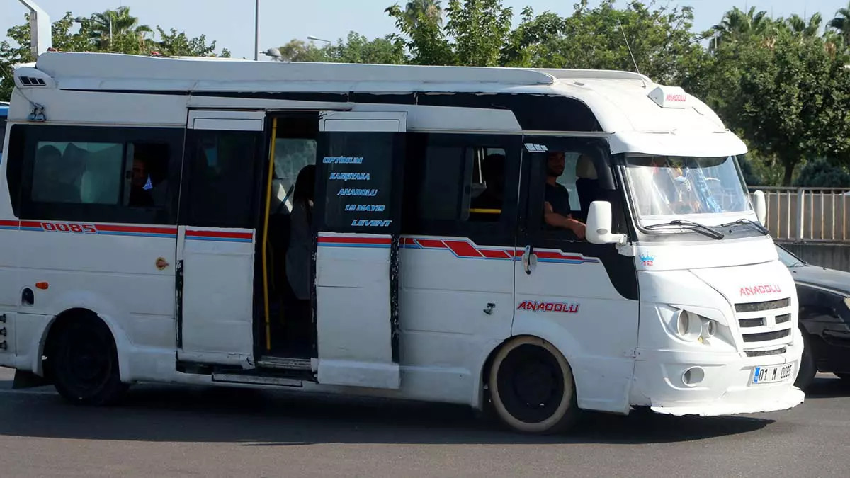 Adana'da, yakıttan tasarruf etmek için sıcak havaya rağmen klima yerine kapıyı açarak yolculuk yapan özel halk otobüsü ve minibüs şoförleri kazalara davetiye çıkarıyor.