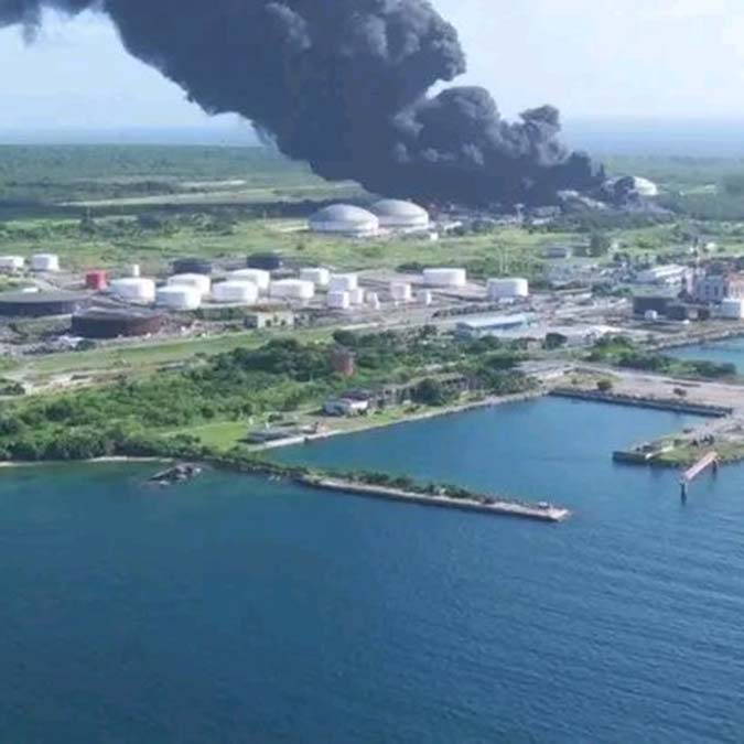 Küba'da petrol tesisindeki yakıt tankerlerin birine yıldırım düşmesi sonucu yangın çıktı. Yangında, aralarında itfaiye personelinin de bulunduğu 121 kişi yaralandı.