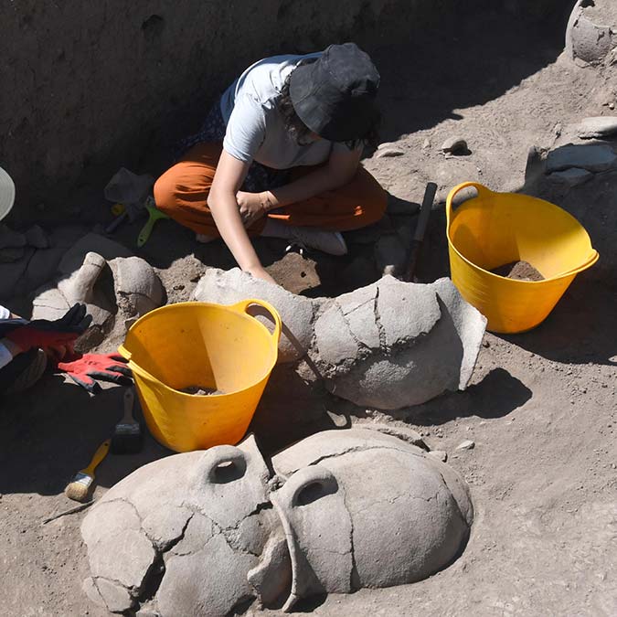 Küllüoba Höyüğü'ndeki kazılarda 100'den fazla mezar bulundu