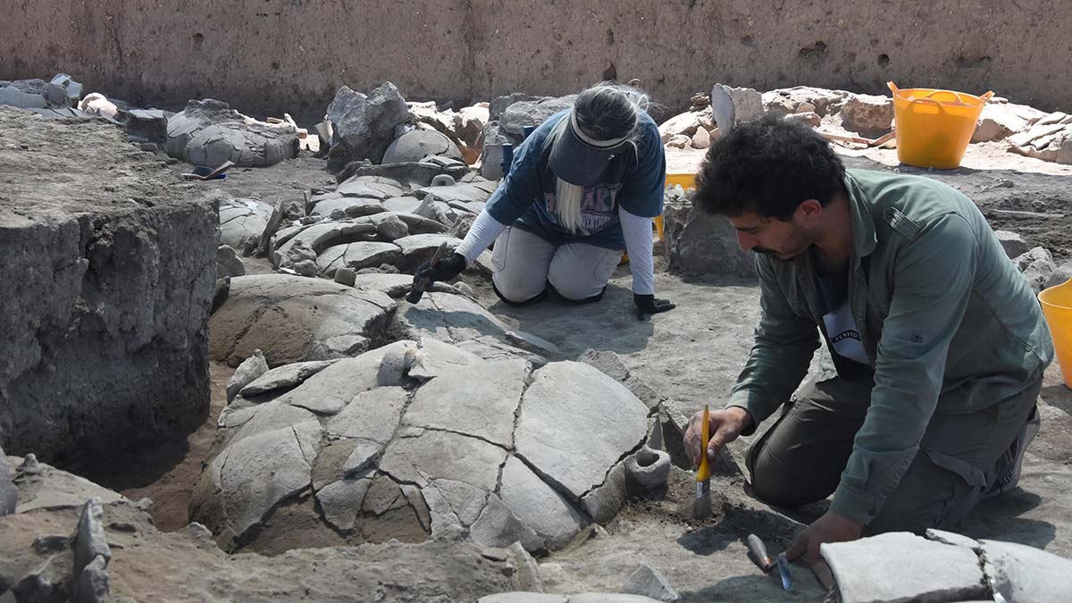Eskişehir'de, milattan önce 3 binli yıllara dayanan Anadolu'nun ilk şehir yapılanmasının gün yüzüne çıkarıldığı Küllüoba Höyüğü'ndeki kazılarda, 100'ün üzerinde, çoğu çömlek ve taş sanduka olan mezar ortaya çıkarıldı.