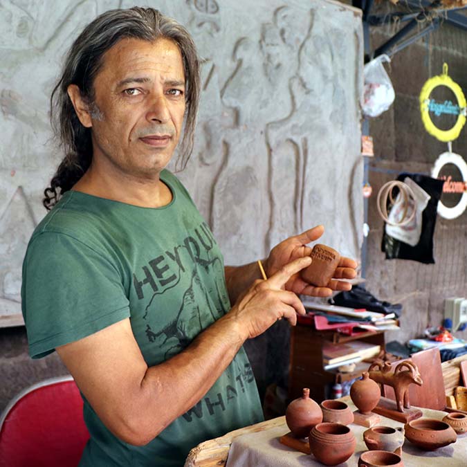 Kayseri'de, 16 yıl önce Türk Silahlı Kuvvetleri'nden (TSK) emekli olan astsubay Ali Akargöl (53), 6 bin yıllık geçmişe sahip Kültepe Kaniş Karum'dan çıkarılan tarihi tabletleri çivi yazısıyla kile işliyor.