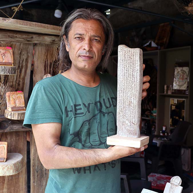 Tarihi tabletleri çivi yazısıyla kile işliyor