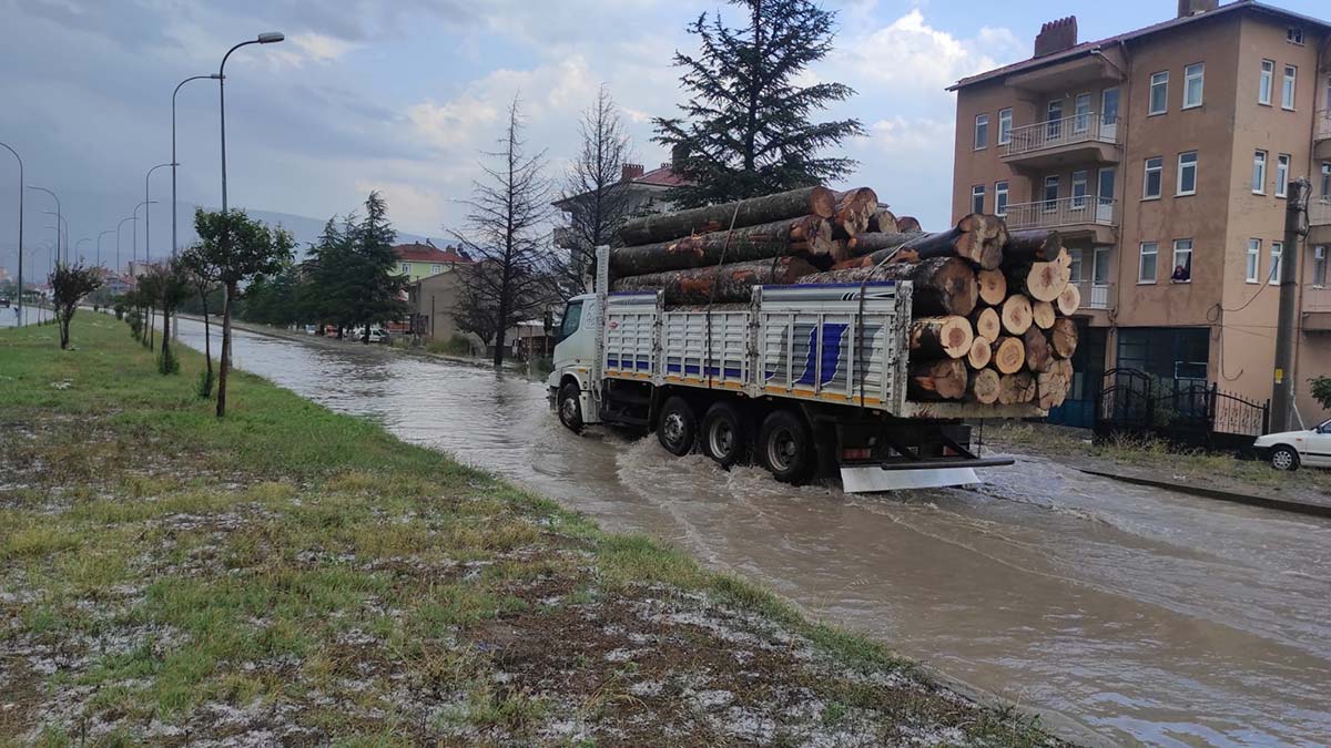Domaniç'te sağanak; iş yerlerini su bastı