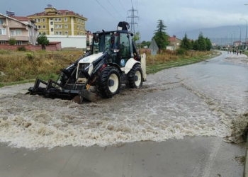 Domaniç'te sağanak; iş yerlerini su bastı