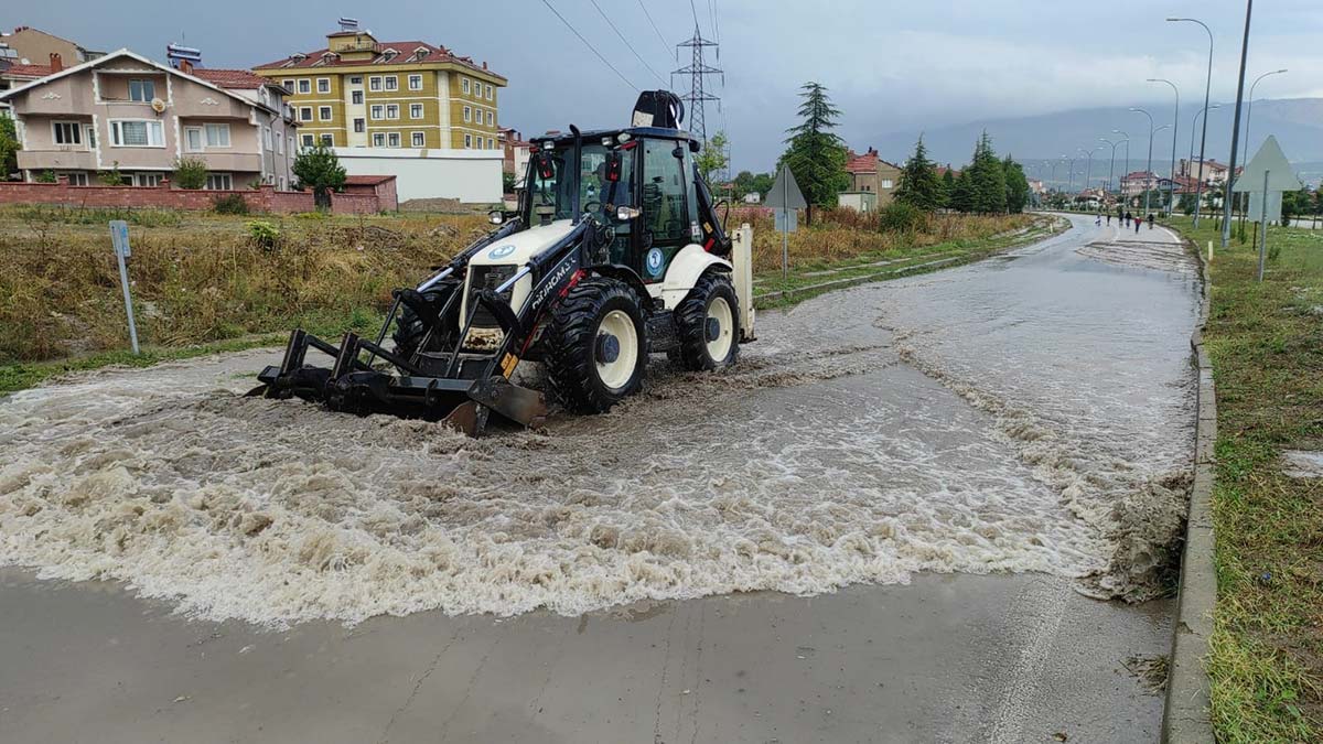 Domaniç'te sağanak; iş yerlerini su bastı