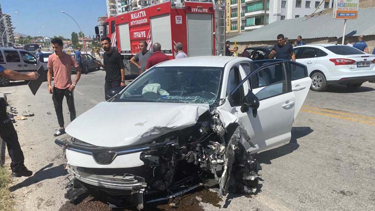 Malatya'da 4 otomobil zincirleme kazaya karıştı
