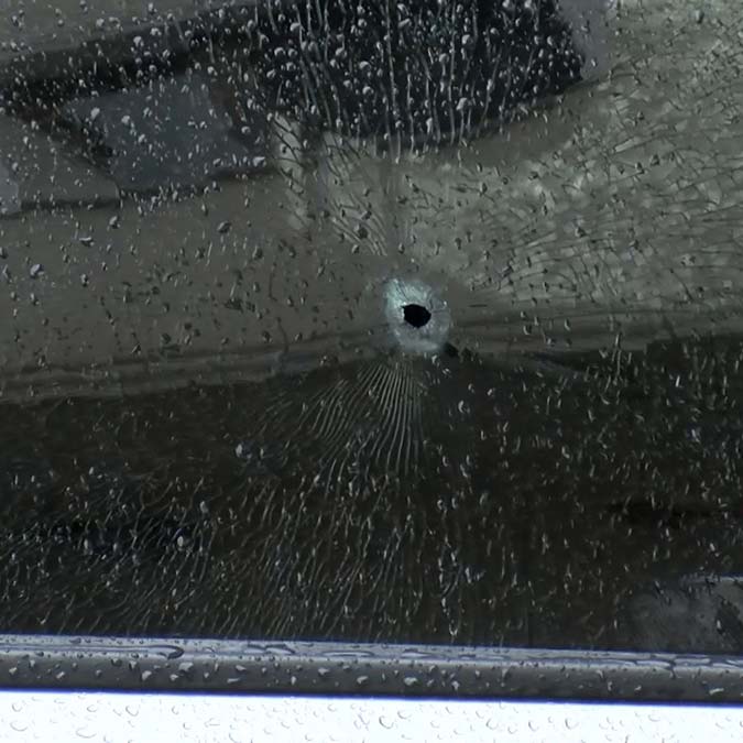 Maltepe'de emlakçı kadının aracına silahlı saldırı