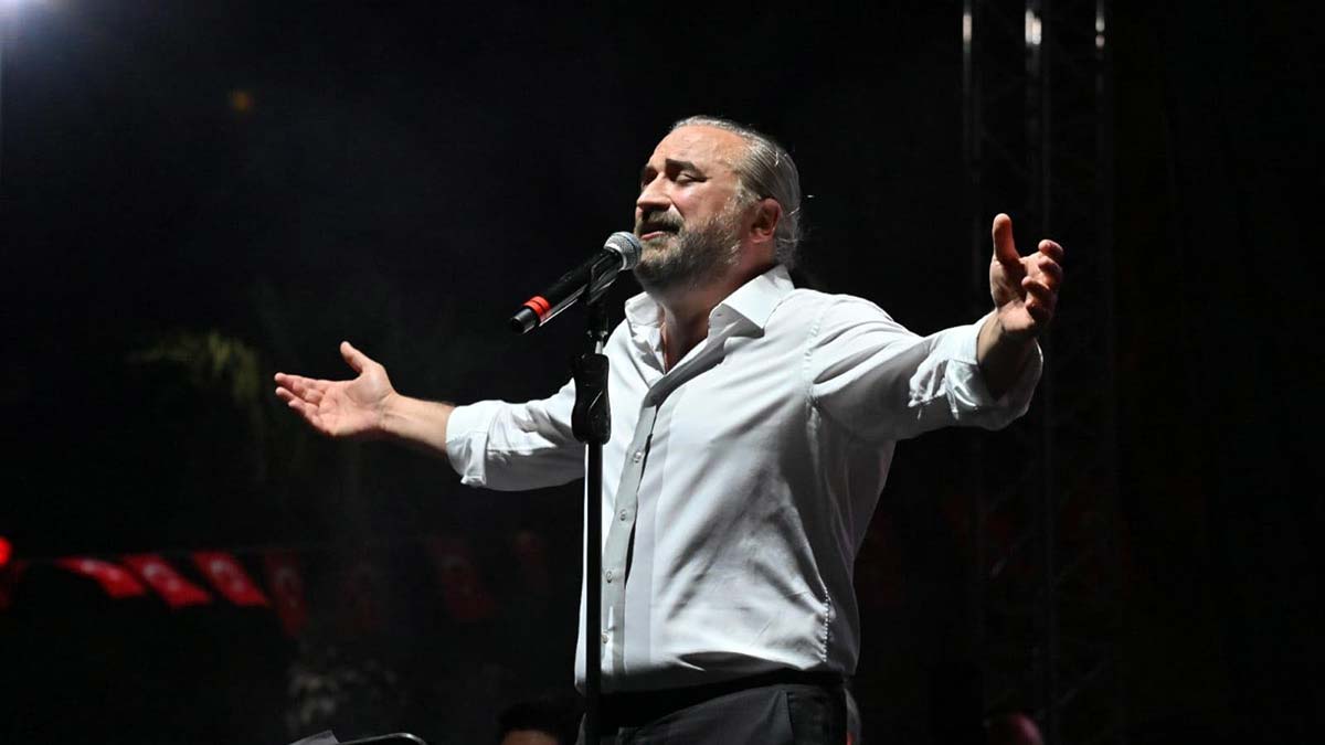 Mustafa Ceceli ve Volkan Konak Manisalıları coşturdu