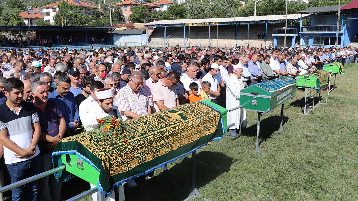 Muğla'nın Seydikemer ilçesinde, sürücüsünün hatalı sollama yaptığı otomobil, karşıdan yönden gelen arı yüklü kamyona çarptı. Kazada aralarında Burdur'un Altınyayla ilçesi eski belediye başkanları Süleyman Kılınç (66) ile Mevlüt Şimşek'in (57) de bulunduğu 5 kişi hayatını kaybetti, 2 kişi yaralandı.