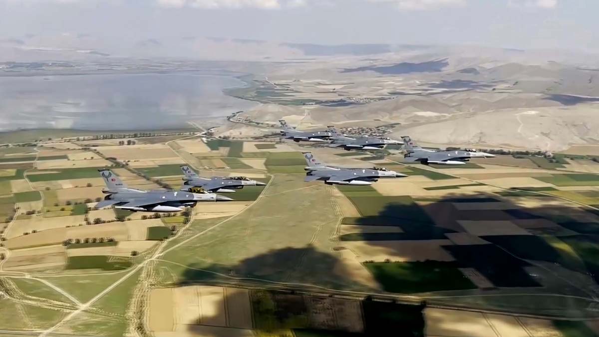 Muharip uçaklarından selamlama uçuşu