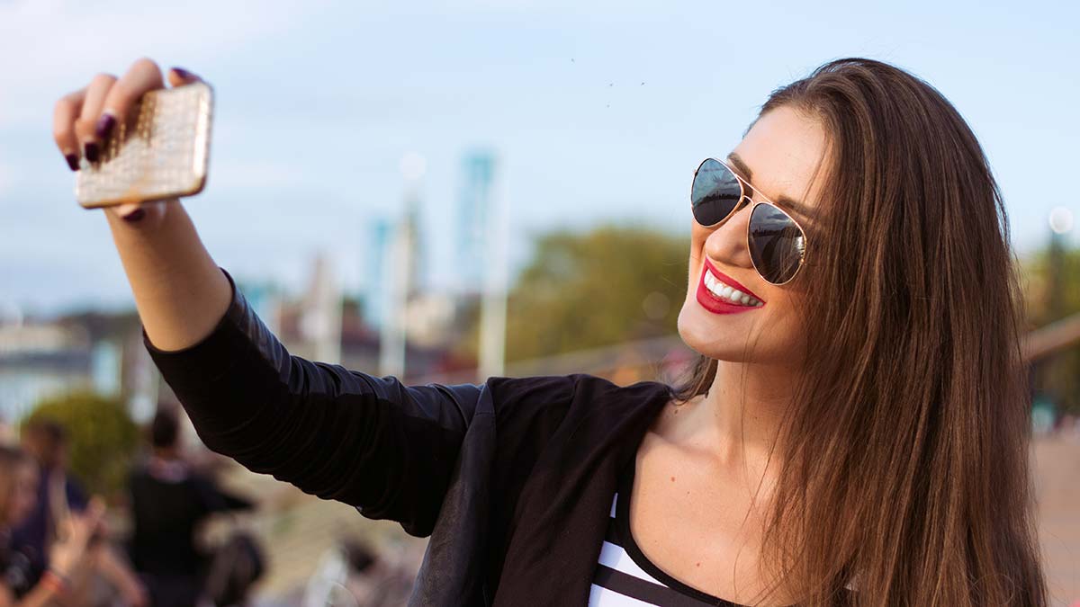 Herkes mi mutlu, yoksa herkes mi yapmacık? Peki siz mutsuz ama mutluluk pozları mı veriyorsunuz? Gerçek mutluluklar resimlerde mi saklı?