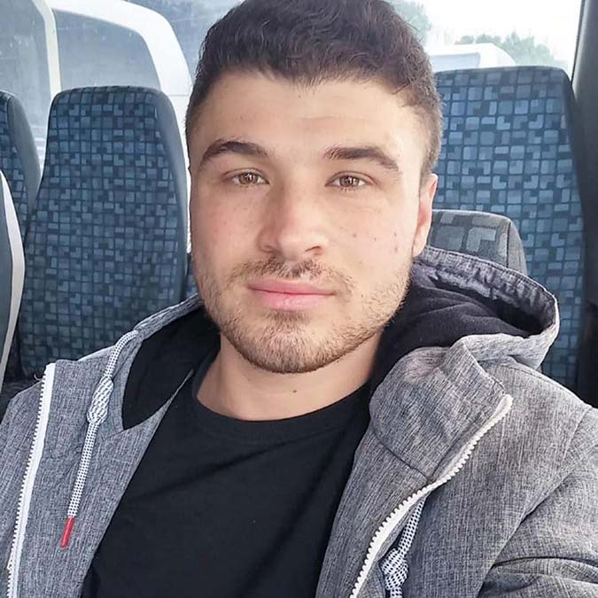 Manisa'da, 'polise mukavemet' suçundan gözaltına alınan Orhan Azman (24) nezarethanede intihar etti. Manisa Valisi Yaşar Karadeniz, olaya ilişkin adli ve idari soruşturma başlatıldığını duyurdu.