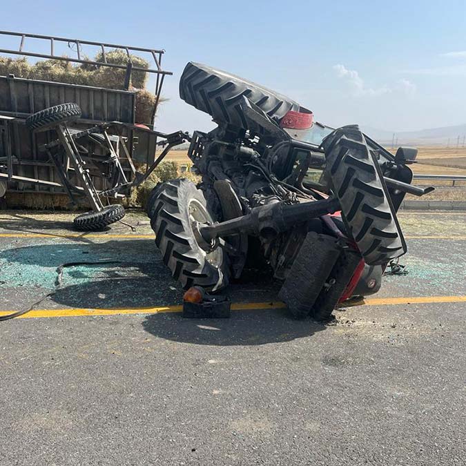 Ot taşırken devrilen traktörünün altında kaldı