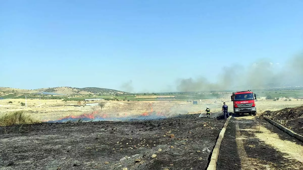 Manisa'nın turgutlu ilçesinde, otlarla kaplı alanda çıkan yangın, bölgedeki tarihi urganlı kaplıcaları'na sıçramadan 1,5 saatte kontrol altına alındı.