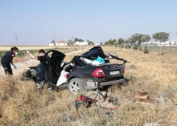 Otomobil U dönüşü yapan TIR'a çarptı; Bir aile yok oldu