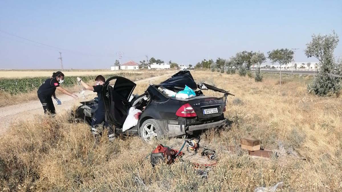 Otomobil U dönüşü yapan TIR'a çarptı; Bir aile yok oldu