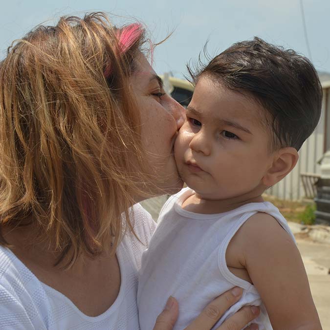 Otomobilde mahsur kalan Altan bebek kurtarıldı