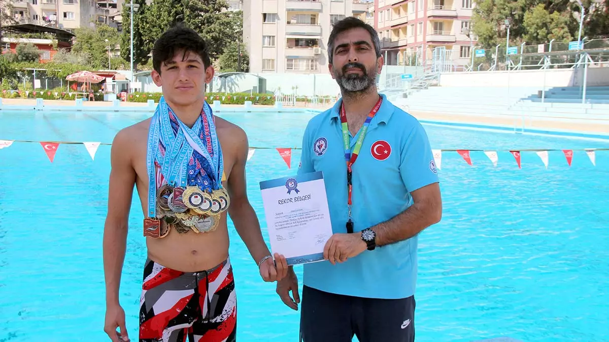 Henüz 4 yaşındayken antrenör amcası murat şaydak'ın yönlendirmesiyle yüzme sporuyla tanışan 71 madalyalı ömer'in hayali milli takım.
