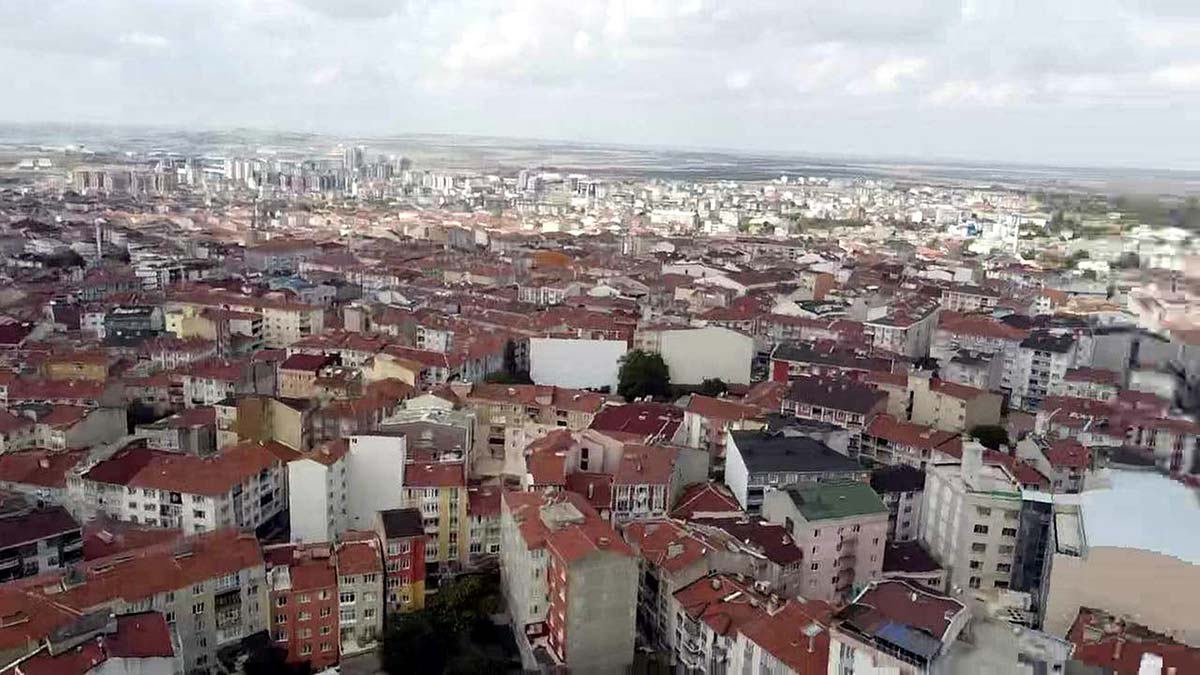Tekirdağ Namık Kemal Üniversitesi (NKÜ) Çorlu Mühendislik Fakültesi Dekanı Prof. Dr. Lokman Hakan Tecer, "Endüstriyel kapasitenin artması neticesinde inorganik maddelerin yoğun bir hava kirliliği problemi yaşattığını söyledi.
