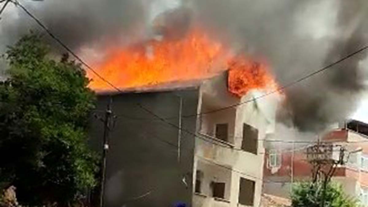 Pendik’te 2 katlı metruk binanın çatısı yandı