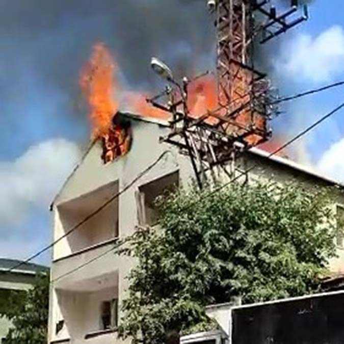 Pendik’te 2 katlı metruk binanın çatısı yandı