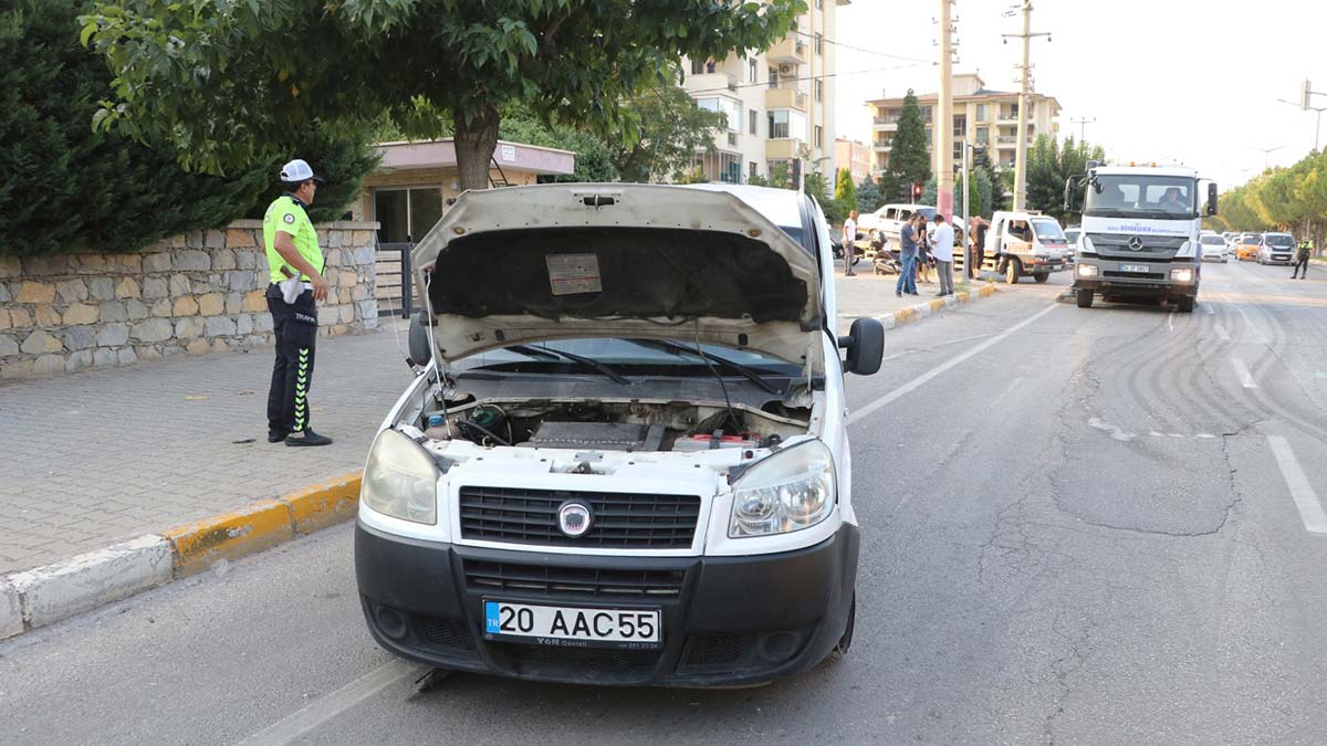 Polis aracıyla otomobil çarpıştı; 1'i polis 9 yaralı